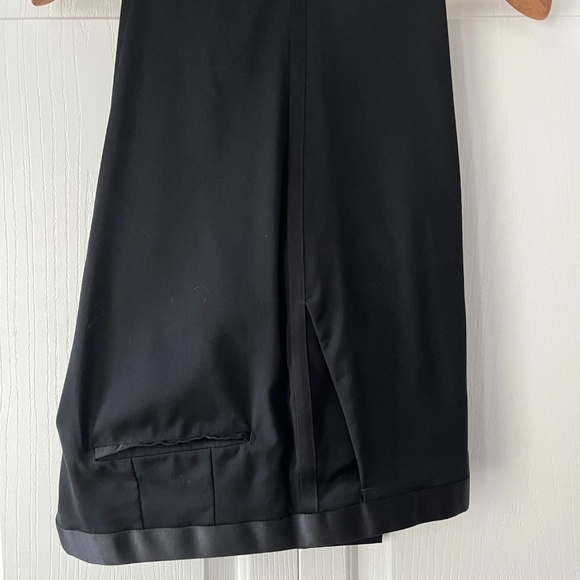 Hugo Boss Tuxedo with Boss Tuxedo Shirt, Buttons, Cufflinks and Bow Ties - Picture 3 of 12